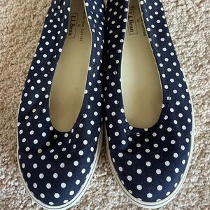 LL BEAN NAVY & WHITE POLKA DOT CANVAS FLATS. SIZE 8. EXCELLENT.